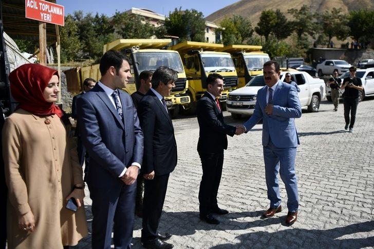 Hakkari’de 10 yeni iş makinesi törenle hizmete sunuldu G3