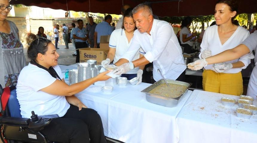 Manavgat belediyesi 5 bin kase aşure dağıttı