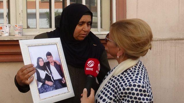HDP önünde aileleri ziyaret eden Nevin Gökçek gözyaşlarını tutamadı