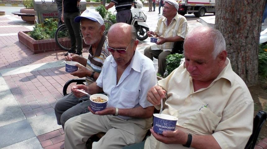 Başkan &Ouml;zcan, Nazillililere aşure ikram etti