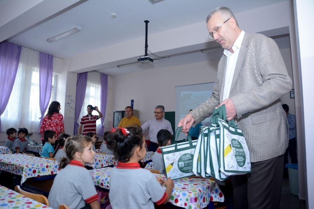 Başkan &Ouml;zkan&rsquo;dan &ouml;ğrencilere hediye