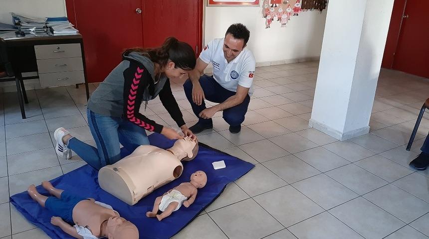 Kreş &ouml;ğretmenlerine İlkyardım eğitimi