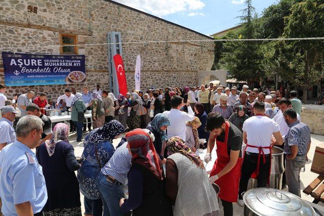 Başkan Yüzügüllü vatandaşlara aşure ikram etti