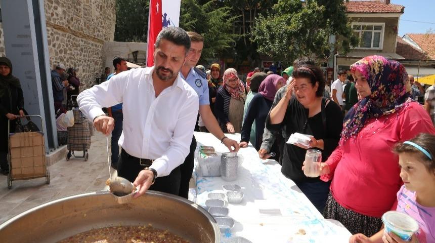 Başkan Y&uuml;z&uuml;g&uuml;ll&uuml; vatandaşlara aşure ikram etti