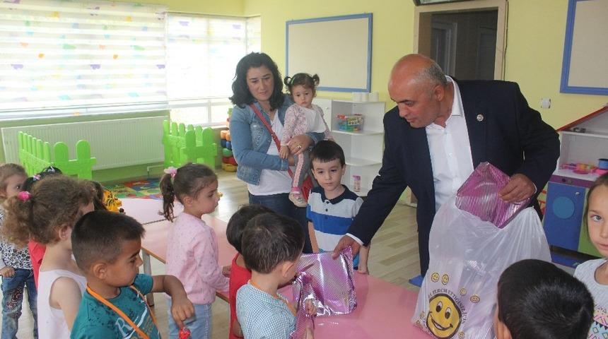 Okulla yeni tanışan &ouml;ğrencilere hediye