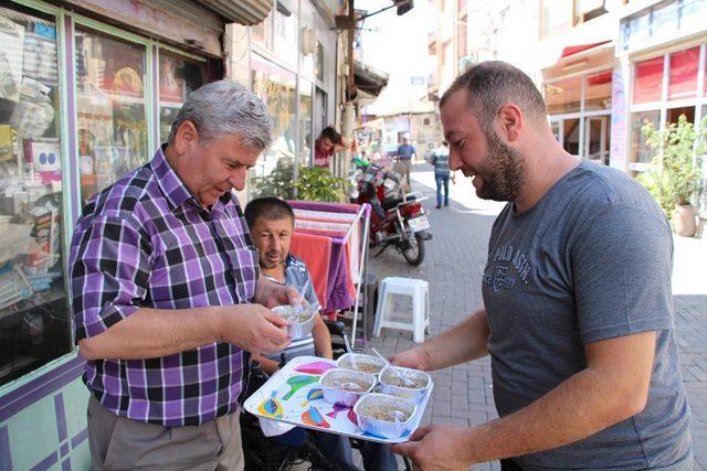 Kulalı esnaftan vatandaşlara aşure hayrı