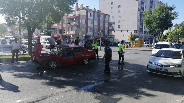 Otomobiller çarpıştı: 1 yaralı