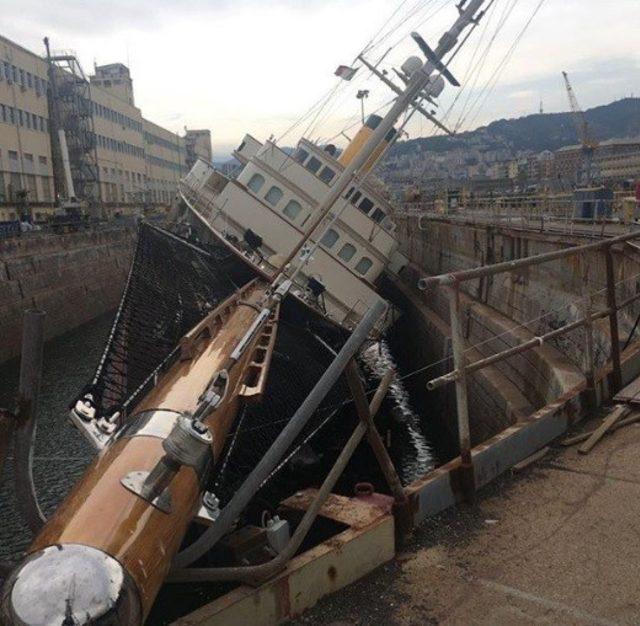 İtalya’da 90 metrelik lüks yat limanda devrildi