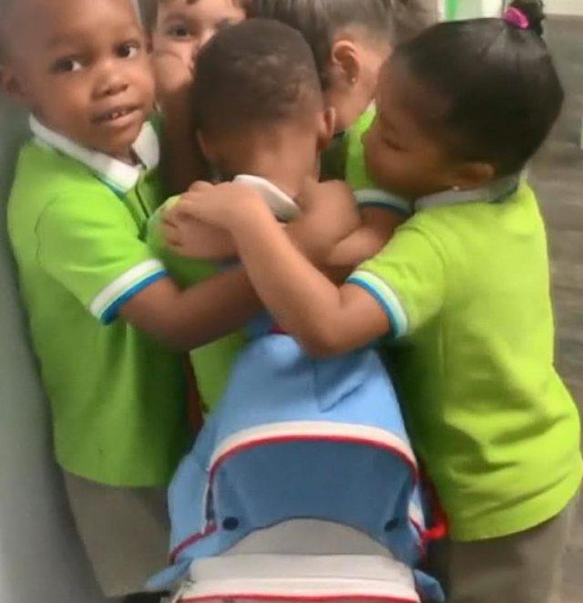 Dorian Kasırgası’ndan kurtulan çocuğa okulda sıcak karşılama