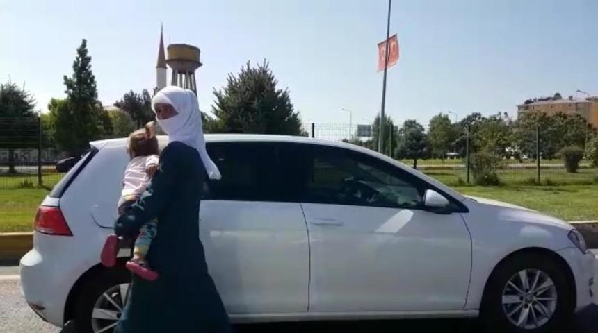 Trafikte bebeği kucağında dilenen kadın, il dışına g&ouml;nderildi