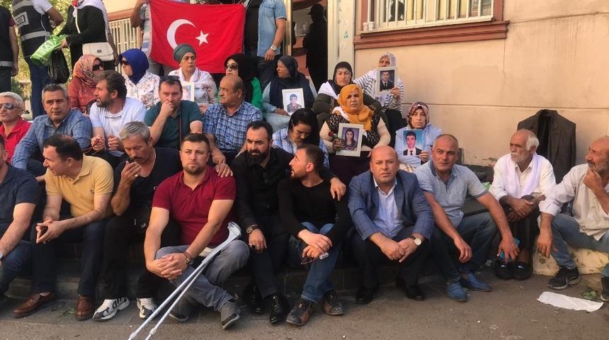 Annelerin Diyarbakır&rsquo;daki oturma eylemine Hakkari&rsquo;den destek