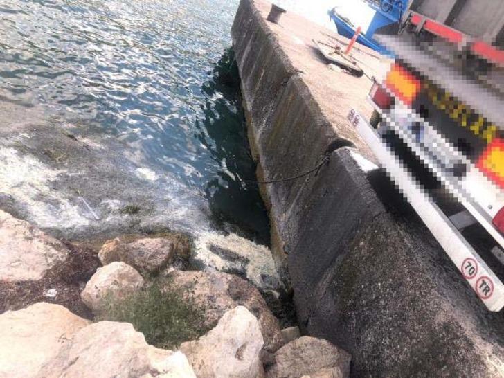 Denize kamyonla atık boşaltırken yakalandı G2