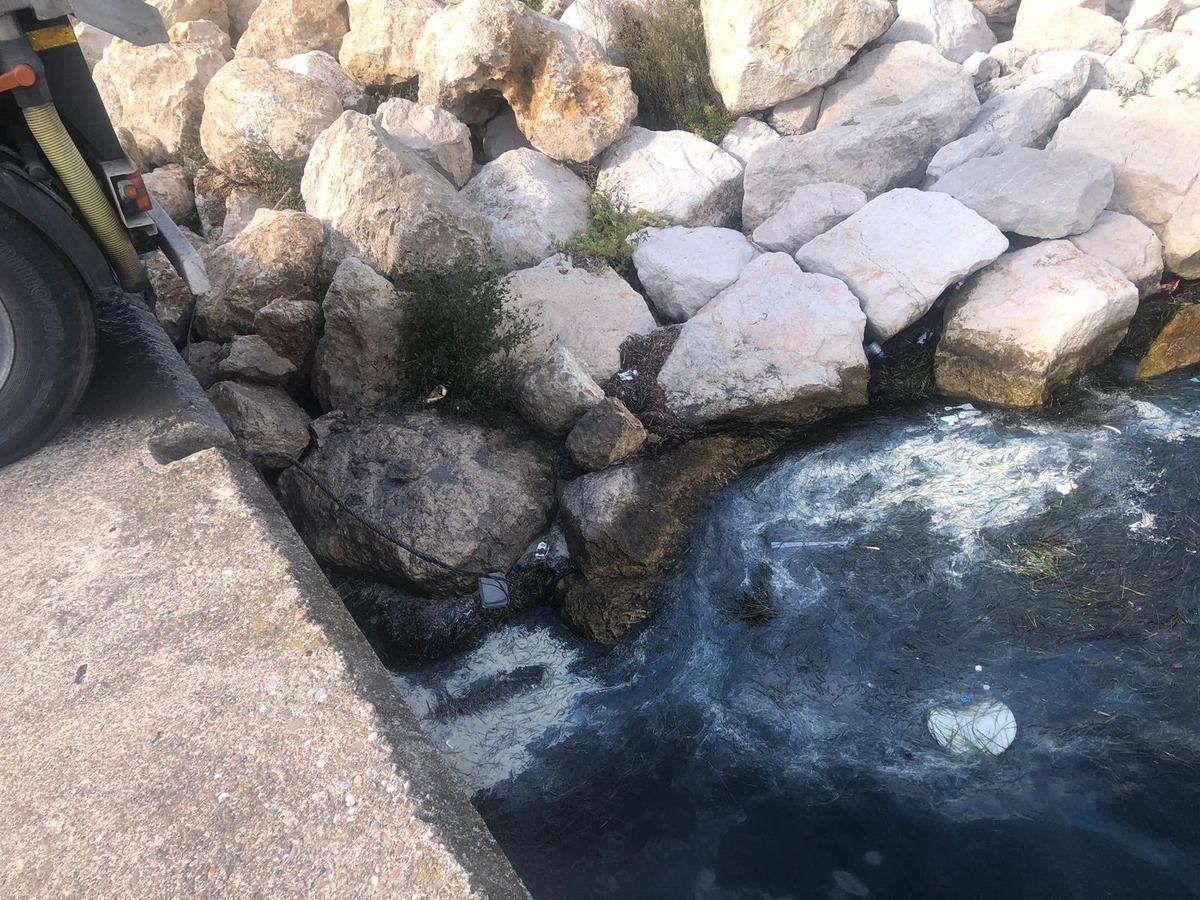 Denize kamyonla atık boşaltırken yakalandı