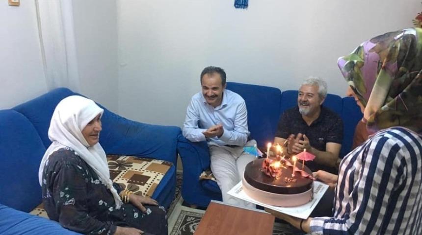 Emine teyzeye doğum g&uuml;n&uuml; s&uuml;rprizi