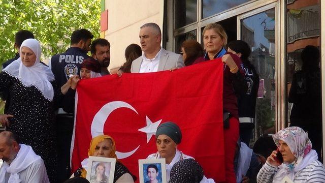 Trabzon Şehit Aileleri Derneği HDP önünde Türk bayrağı açtı