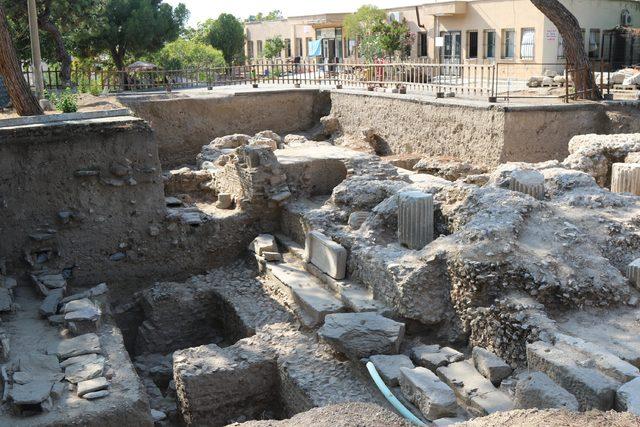Thyateira kazılarında tapınak ve 67 mezar ortaya çıkarıldı