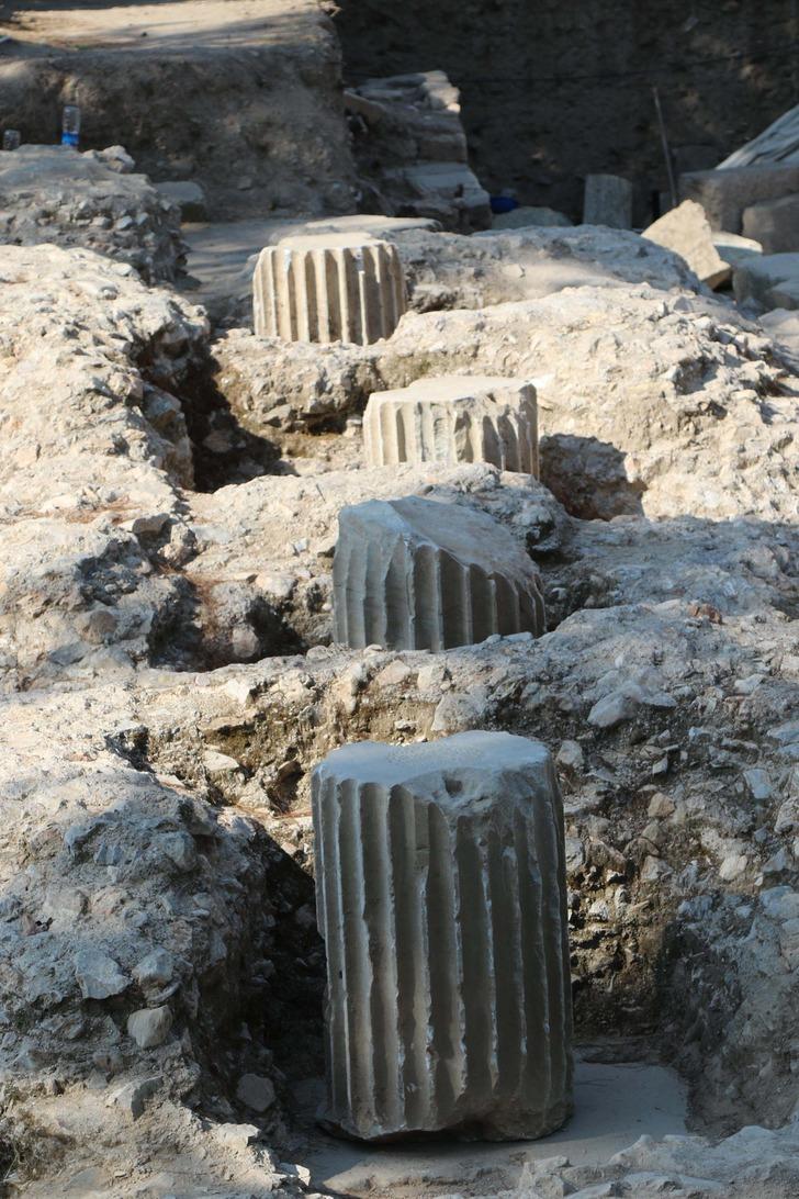 Thyateira kazılarında tapınak ve 67 mezar ortaya çıkarıldı   G4