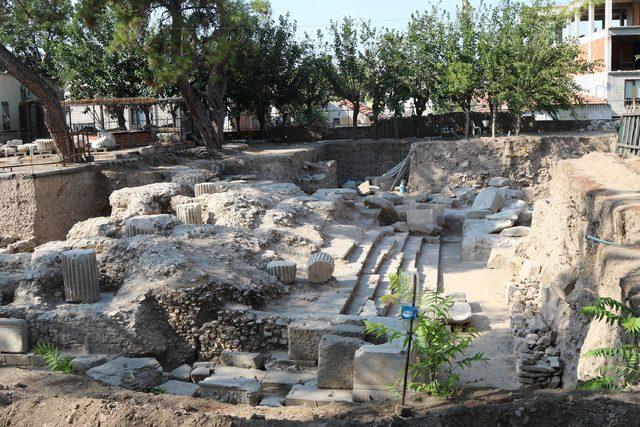 Thyateira kazılarında tapınak ve 67 mezar ortaya çıkarıldı