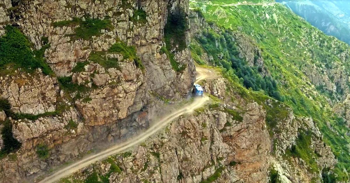 'D&uuml;nyanın en tehlikeli yolu'nda nefes kesen g&ouml;steri