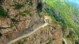 'Dünyanın en tehlikeli yolu'nda nefes kesen gösteri