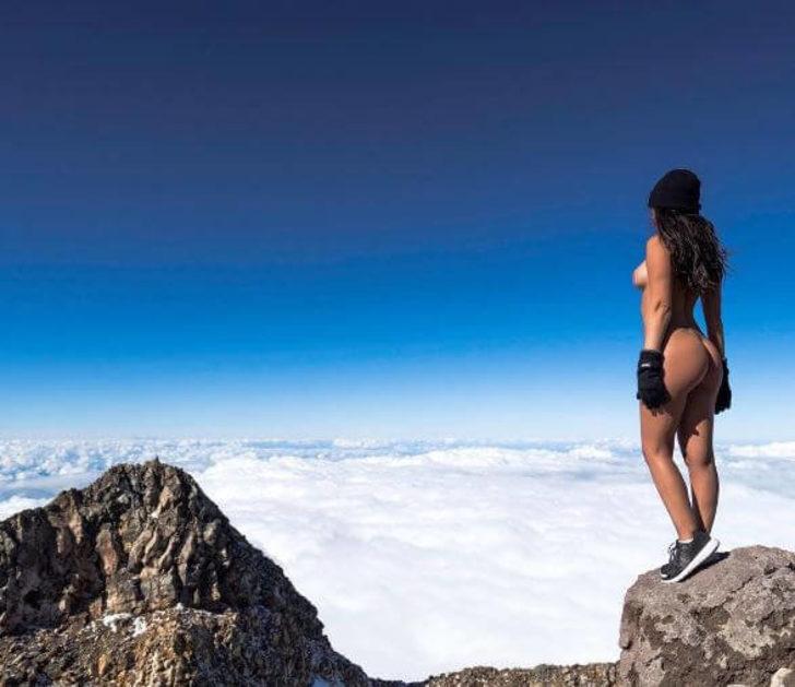 Playboy modeli kutsal volkanın tepesinde çıplak poz verince... G1