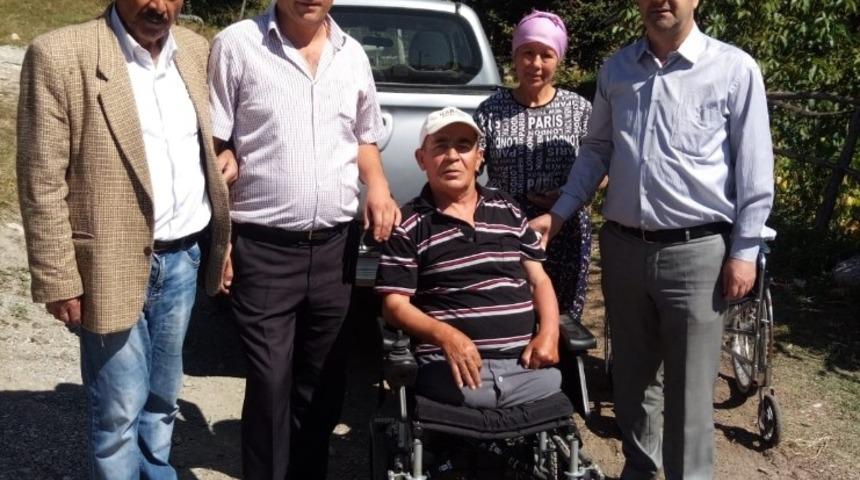 Engelliler Derneği&rsquo;nden ihtiya&ccedil; sahibi vatandaşa ak&uuml;l&uuml; tekerlekli sandalye yardımı