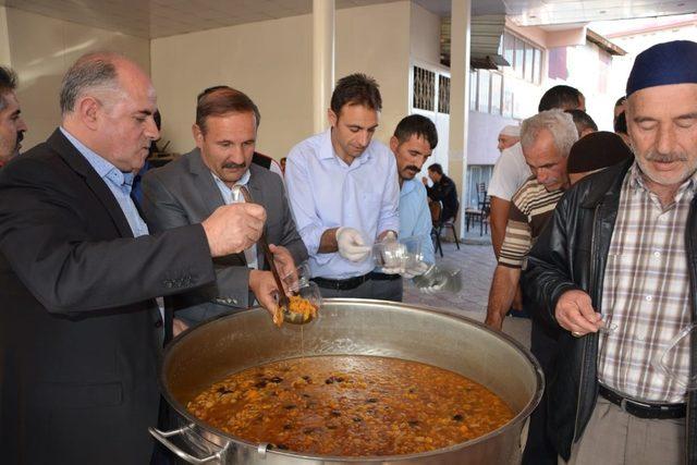 Aşkale Belediyesi’nden aşure ikramı