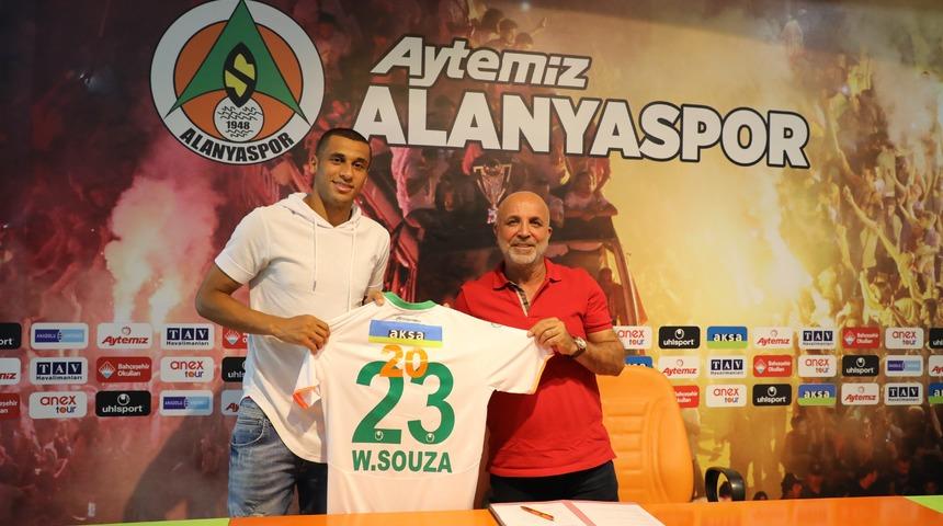 Alanyaspor, Welinton'un s&ouml;zleşmesini 3 yıl uzattı