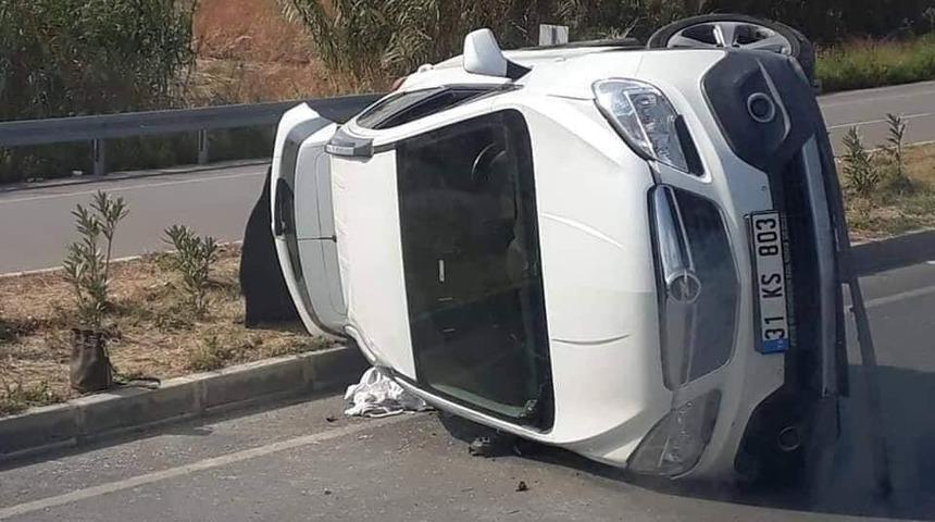 Otomobil devrildi, anne ve bebeği yaralandı