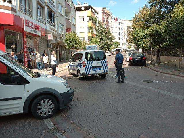 Zeytinburnu'nda silahlı kavgada yoldan geçen 2 kişi yarlandı