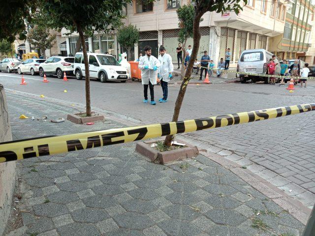 Zeytinburnu'nda silahlı kavgada yoldan geçen 2 kişi yarlandı