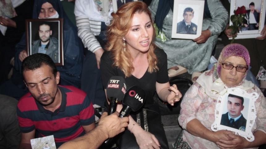 HDP il binası &ouml;n&uuml;nde eylem yapan annelere sanat&ccedil;ı H&uuml;lya Bozkaya&rsquo;dan destek