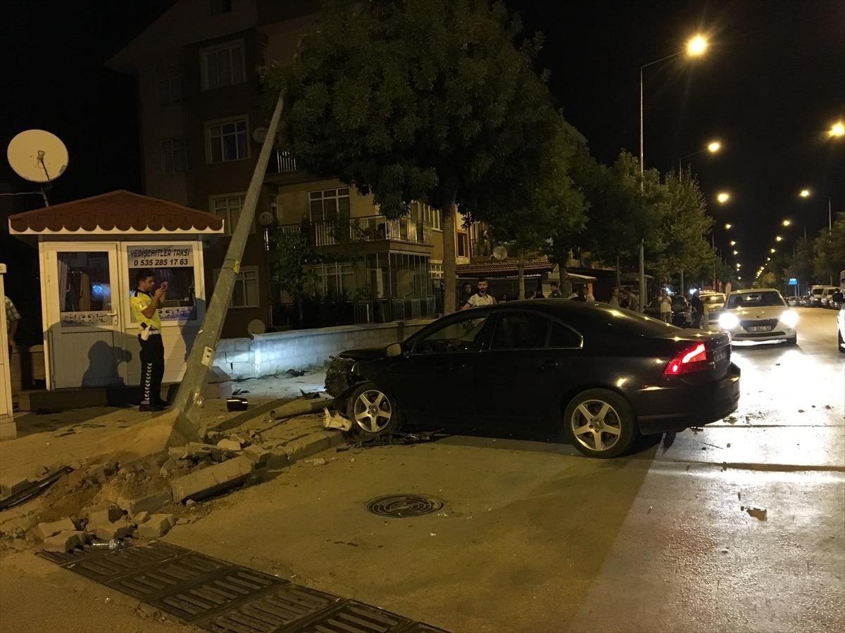 Isparta'da feci kaza! &Ouml;nce trafik lambasına, ardından aydınlatma direğine &ccedil;arptı