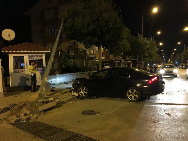 Isparta'da feci kaza! Önce trafik lambasına, ardından aydınlatma direğine çarptı G1