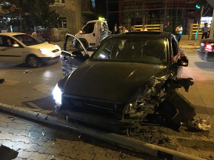 Isparta'da feci kaza! Önce trafik lambasına, ardından aydınlatma direğine çarptı G2