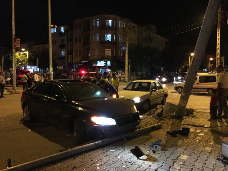 Isparta'da feci kaza! Önce trafik lambasına, ardından aydınlatma direğine çarptı G4