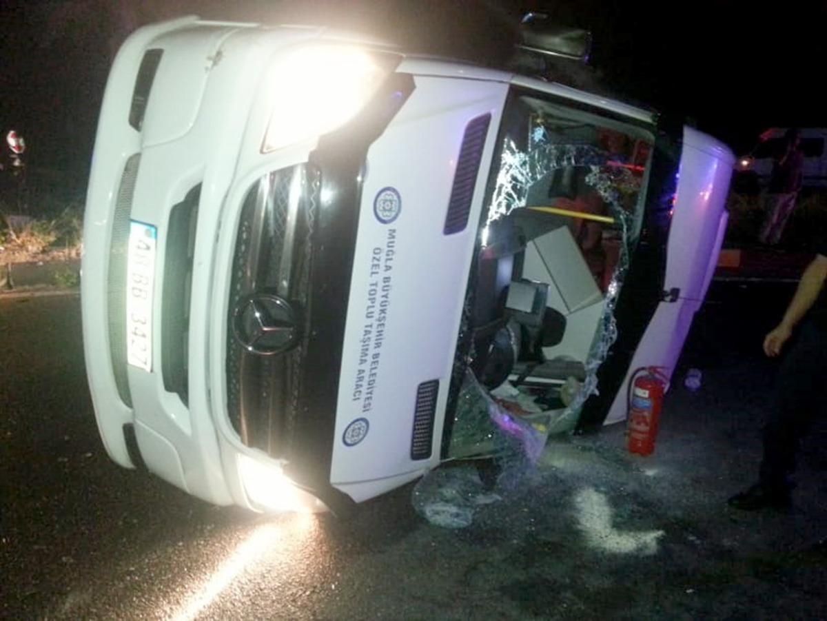 Muğla'da can pazarı! Yolcu minib&uuml;s&uuml; otomobille &ccedil;arpıştı: &Ccedil;ok sayıda yaralı var!
