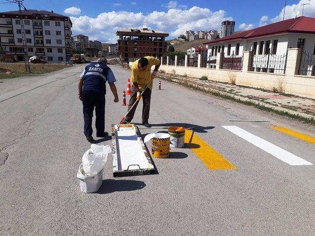 Bayburt’ta yaya geçidi çizgileri boyandı