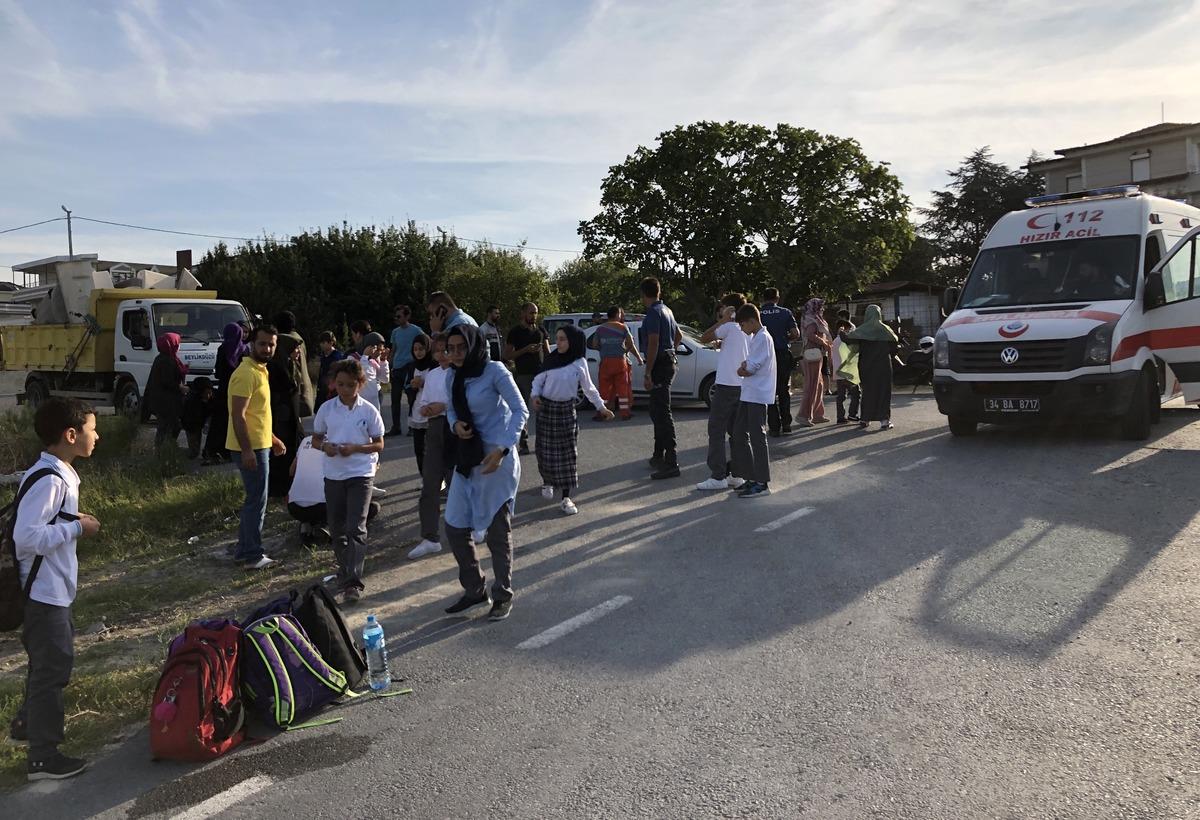 Son dakika... İstanbul'da okul servisi takla attı! &Ccedil;ok sayıda yaralı var