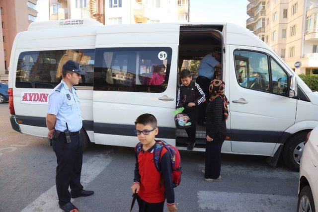 Büyükşehir Belediyesi Zabıtası, okul servislerine yönelik denetimlerini sürdürüyor