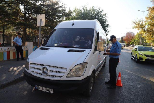 Büyükşehir Belediyesi Zabıtası, okul servislerine yönelik denetimlerini sürdürüyor