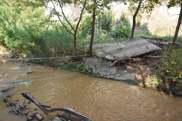 Ev ve arazilerine suyun içinde geçerek ulaşıyorlar