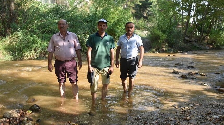 Ev ve arazilerine suyun i&ccedil;inde ge&ccedil;erek ulaşıyorlar