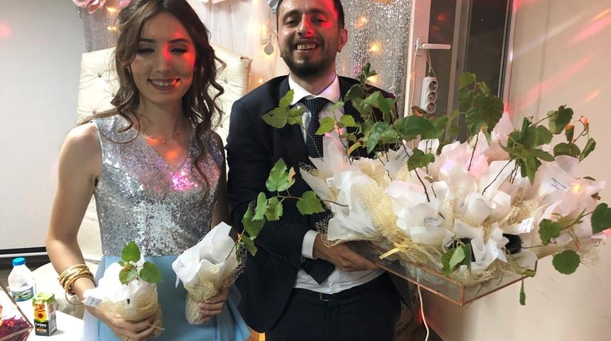 Nik&acirc;h şekeri yerine huş fidanı dağıttılar