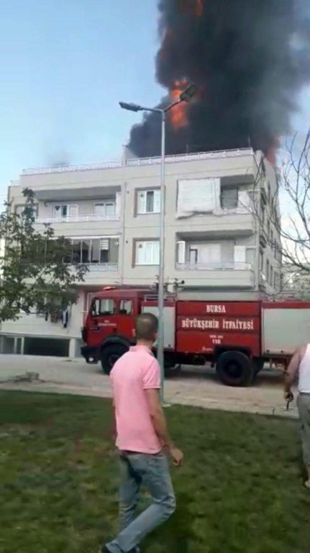 Bursa’da dört katlı bina alev alev yandı
