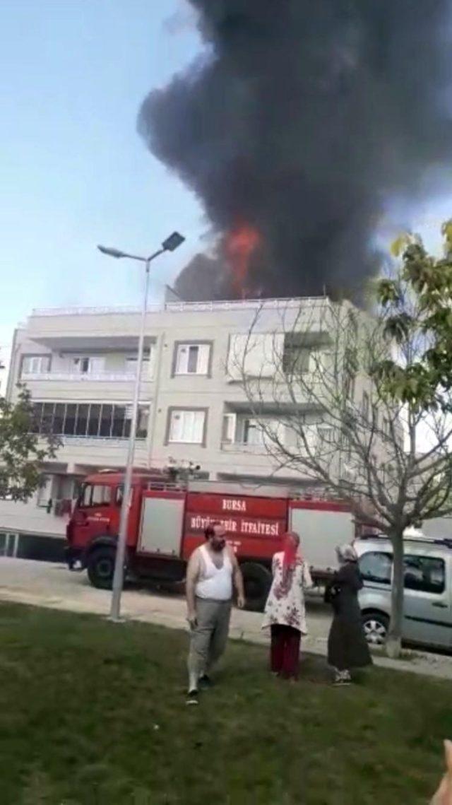Bursa’da dört katlı bina alev alev yandı
