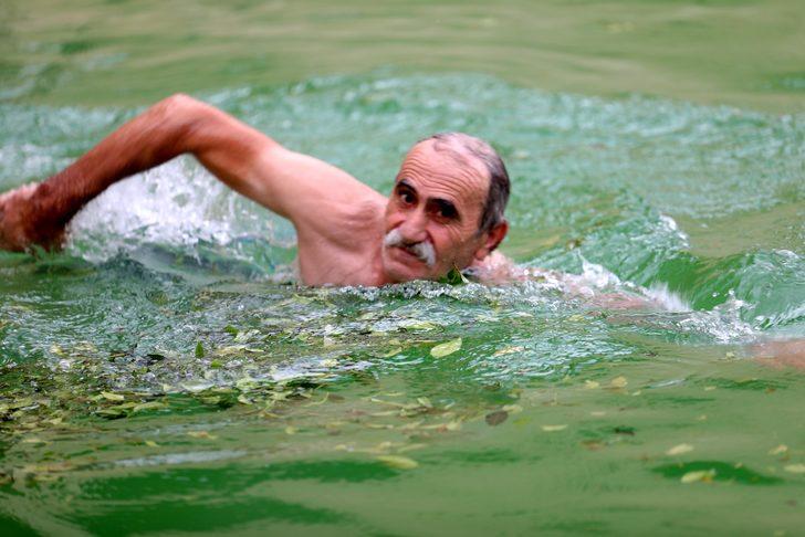 Termal havuzda yeşil çay banyosu yapıyorlar G2