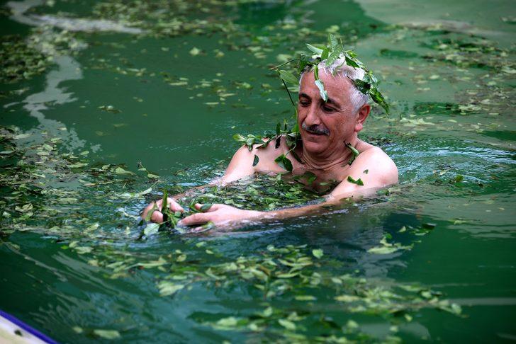 Termal havuzda yeşil çay banyosu yapıyorlar G5