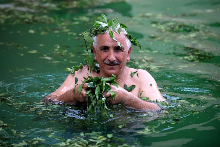 Termal havuzda yeşil çay banyosu yapıyorlar G4