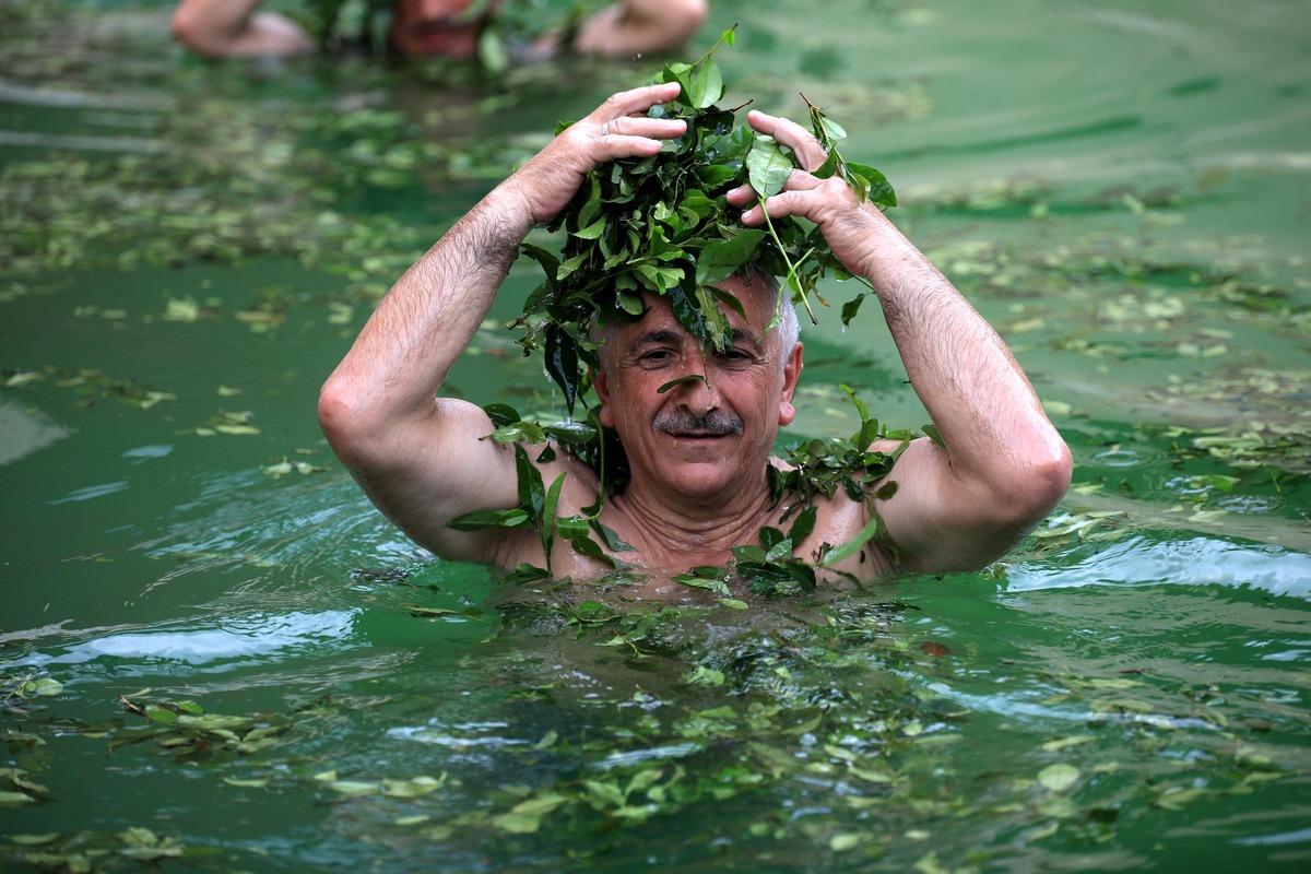 Termal havuzda yeşil &ccedil;ay banyosu yapıyorlar